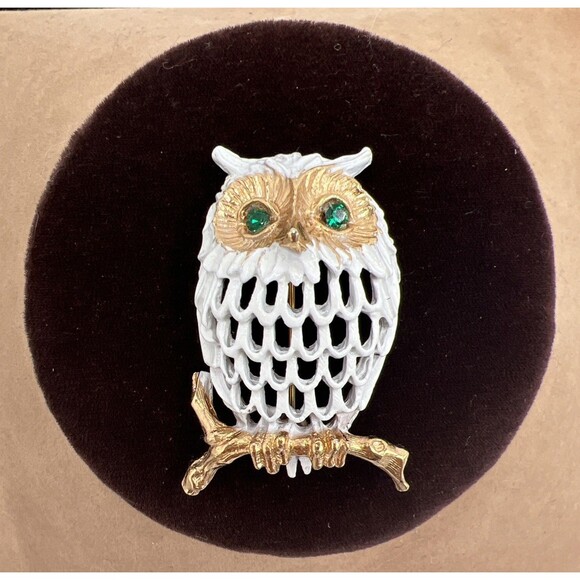 VTG Napier Enameled Wire Mesh White Owl On Branch Pin/Brooch w/ Rhinestone Eyes - Picture 1 of 5